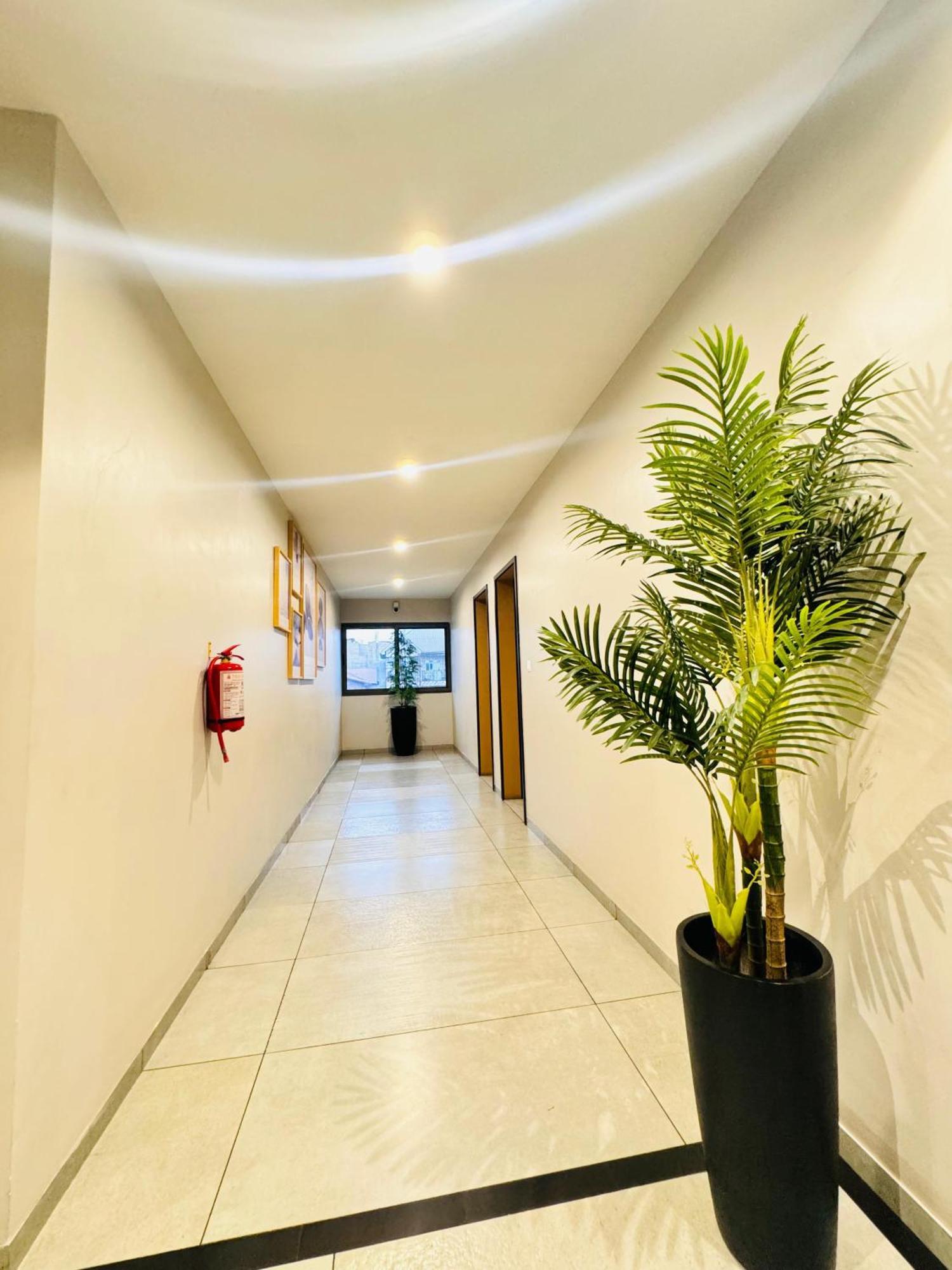Ixoras Hotel Lemba 金沙萨 外观 照片